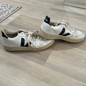 Veja V-10 black and white